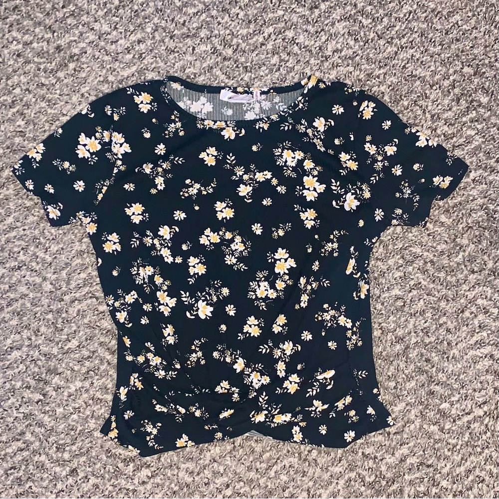 🖤🌼Floral Print Twist Front Juniors Top 🌼🖤